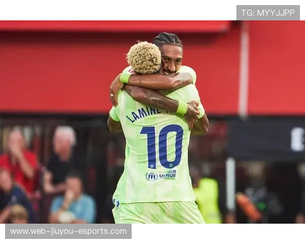 巴萨从中线启动反击，拉菲尼亚劲射完成绝杀